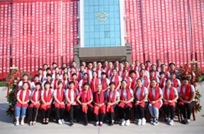 “感恩有你  一路同行”為主題的雙鷹醫療三十典在龍口市工商聯大酒店隆重召開